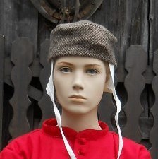 Oft wurde die Bundhaube in Verbindung mit anderen Kopfbedeckungen getragen, wie auch hier mit einer Kappe – Pillbox. Die Kappe ist aus einem Wollstoff und nach Originalfunden aus Herjolfsnes gefertigt.\\n\\n22.01.2014 02:13