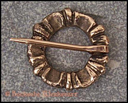 Fürspan (Rahmenfibel) aus Bronze